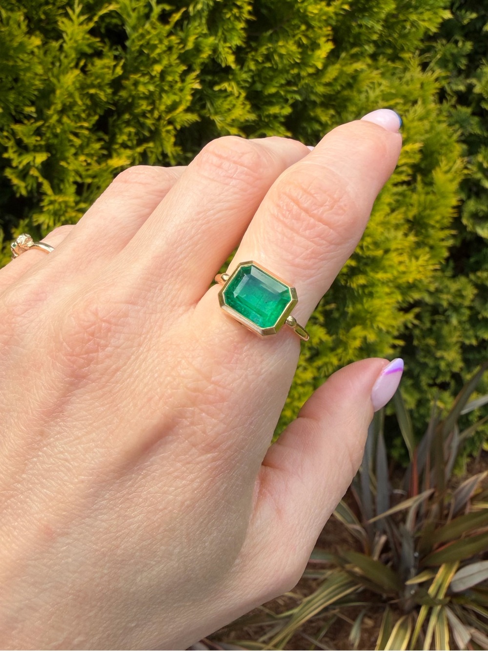 Jillian Abboud 18k Gold and 3.58 carat Natural Emerald Swivel Signet